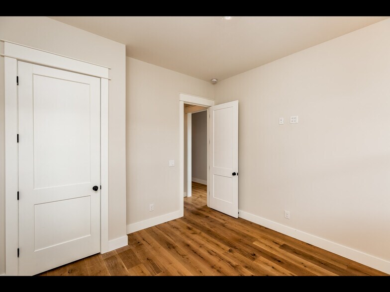 Building Photo - 1447 14th Ave S