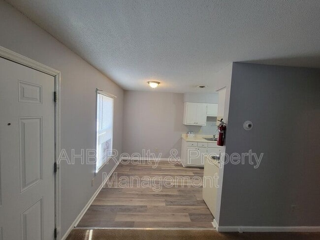 Building Photo - 309 Somers Ave