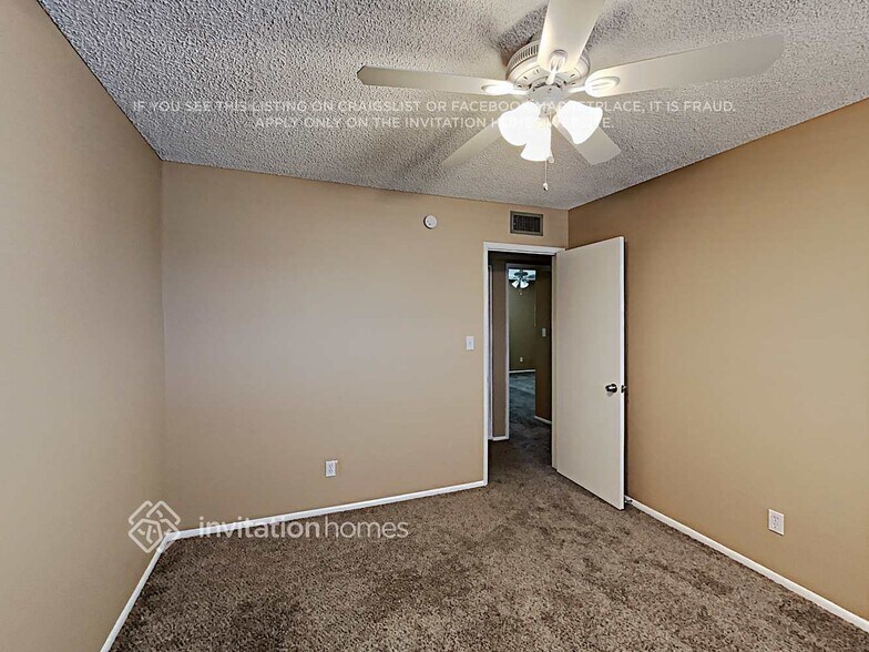 Building Photo - 4602 W Paradise Dr