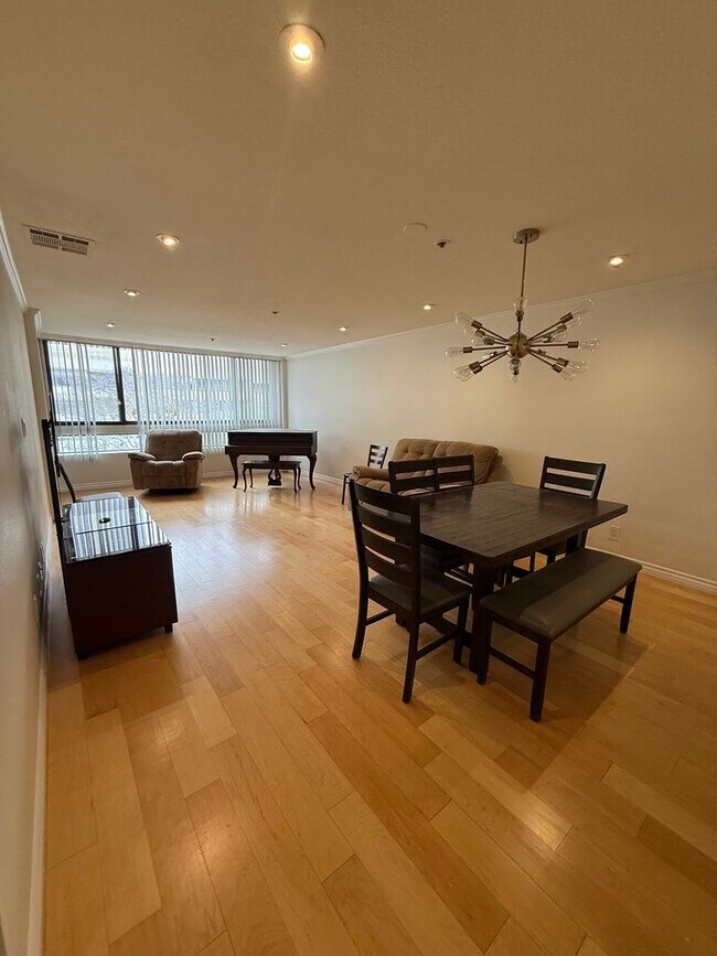 Building Photo - 2bed 2bath in Los Angeles