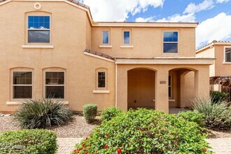Building Photo - Beautiful 3 bedroom plus den, 2.5 bath hom...