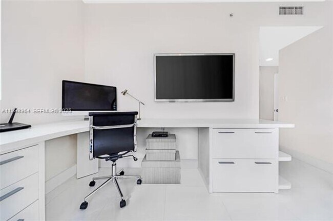 Building Photo - 253 NE 2nd St