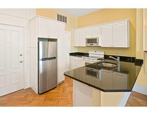 Building Photo - 126 Beacon St