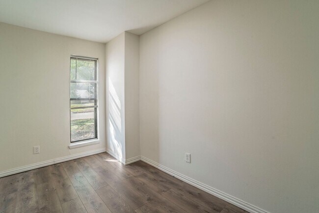 Building Photo - Newly Remodeled & Ready to Move In!