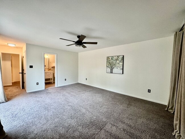 Building Photo - READY 06-11-26!! Fantastic Condo By The Beach! Fenced Patio - All Appliances - Community Pool!