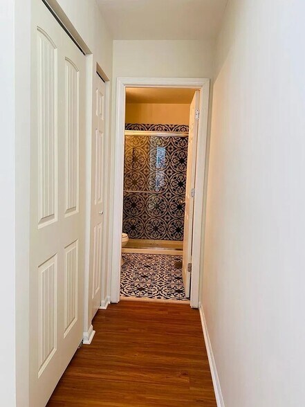 Building Photo - 2630 College Hill Cir