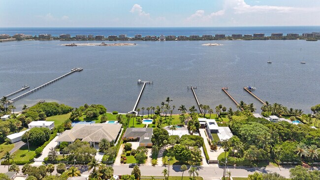 Building Photo - 930 S Lakeside Dr