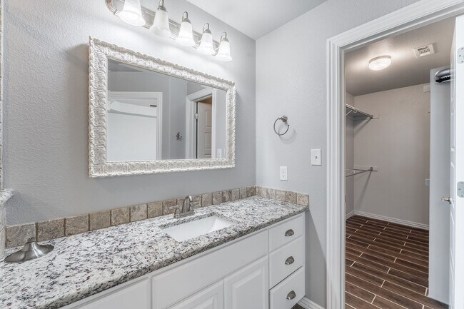 Building Photo - Welcome to this stunning 4-bedroom, 2-bathroom