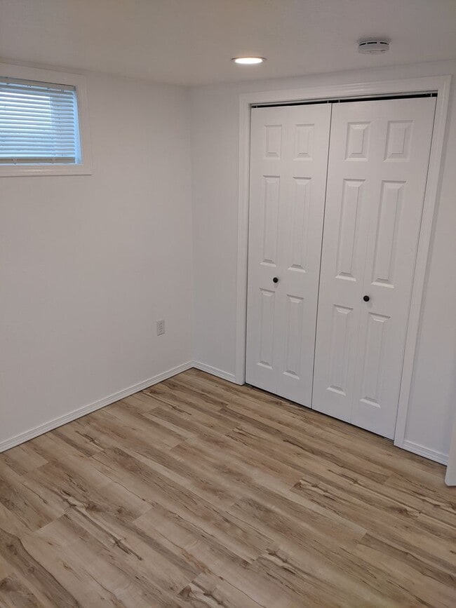 Building Photo - Large and recently remodeled 5 bedroom wit...