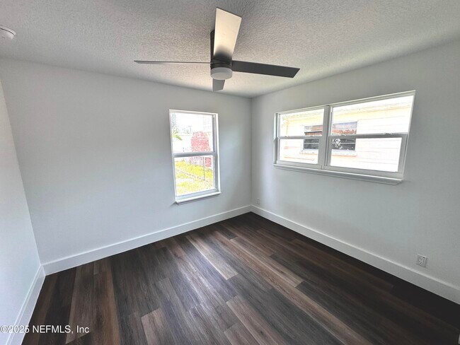 Building Photo - 3263 S Peninsula Dr