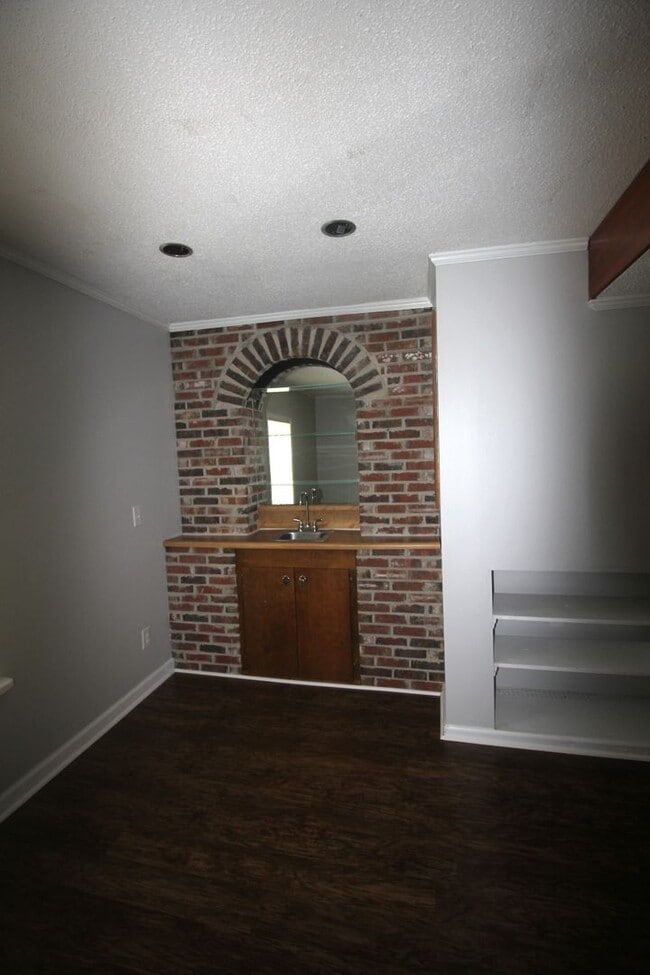 Building Photo - Move In Special!! 1/2 Off First Month's Re...
