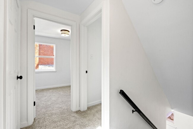 Building Photo - Newly Renovated 3 Bed/2.5 Bath Home - Cent...