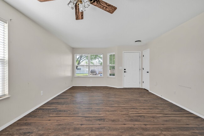 Building Photo - 1427 Logan Dr
