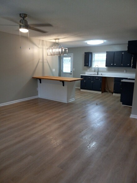 Building Photo - 7 Redwood St NE