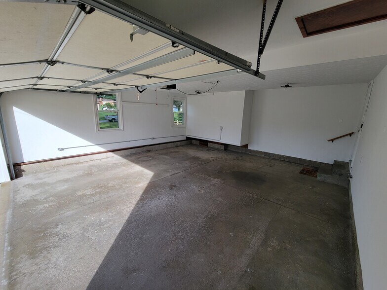 Building Photo - 918 Ashmun Ave