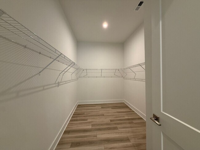 Building Photo - Beautiful 4 Bedroom Single Family Home