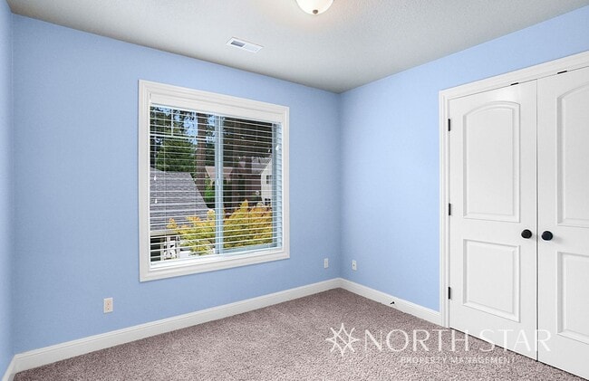 Building Photo - Beautiful Craftsman in Lake Oswego