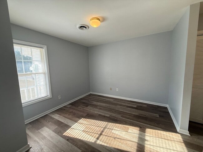 Building Photo - 2 bedroom 2 bath duplex