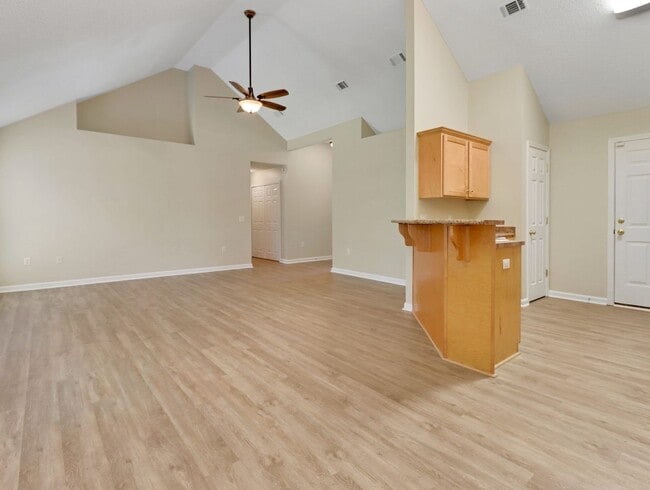 Building Photo - 3 Bed/2 Bath Home in Main Street!