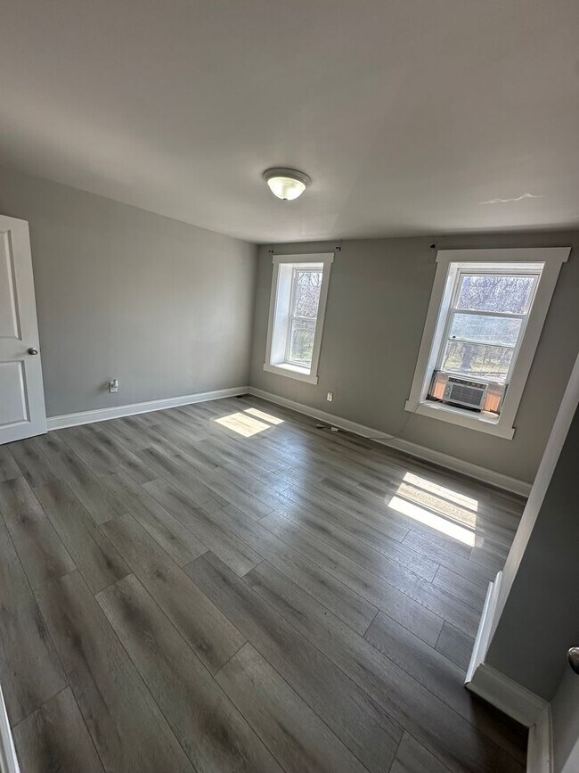 Building Photo - 2 Bed, 1 Bath Rowhome Available