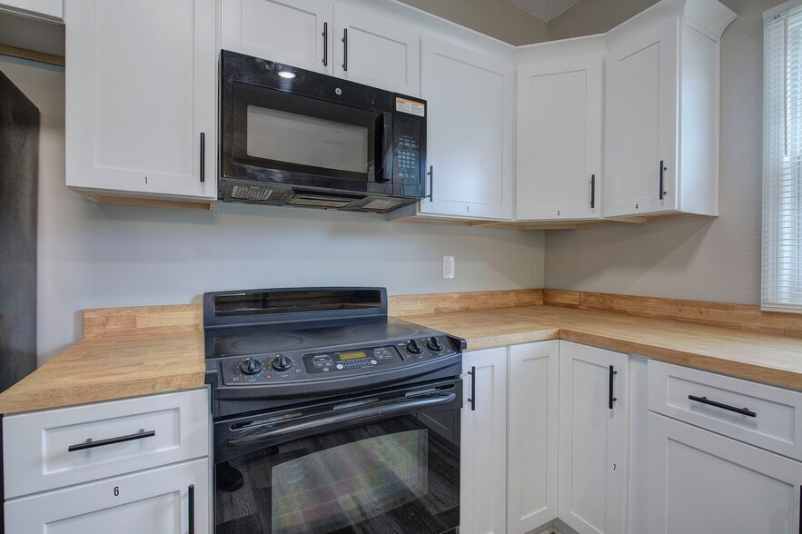 Shared Kitchen - 227 Saint Elmo Cir