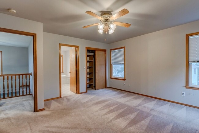 Building Photo - 4 bedroom, 3 bath Dog Friendly Home!