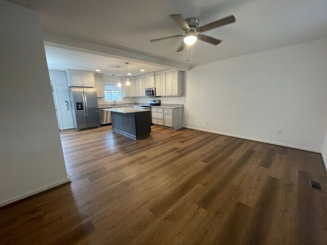 Building Photo - 350 Pinewood Circle