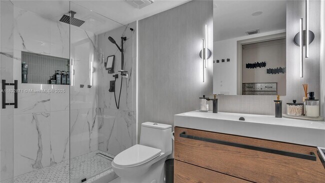 Building Photo - 3051 NE 47th Ct