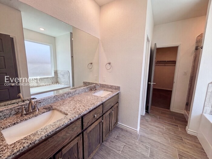 Building Photo - 2211 Hornbeam St