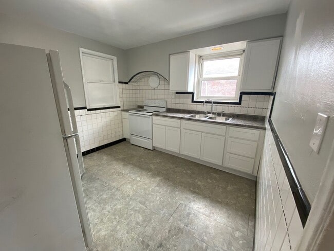 Building Photo - Private Charming Home