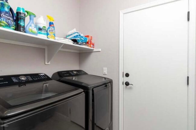 Building Photo - 2726 S Equestrian Dr