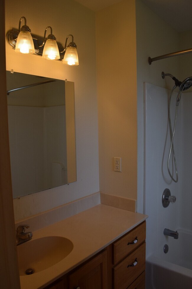 Building Photo - Spacious 3 bedroom, 2.5 bathroom duplex!