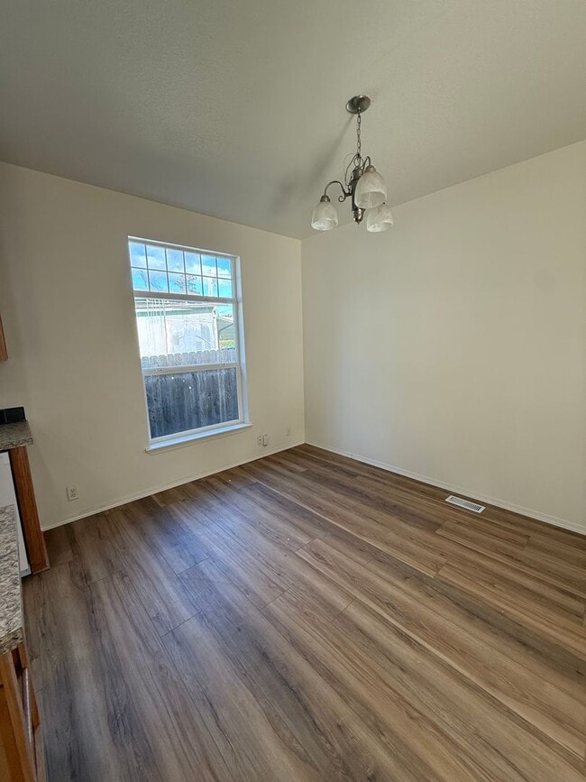 Building Photo - Newly Renovated 3 bed/2 bath manufactured home!