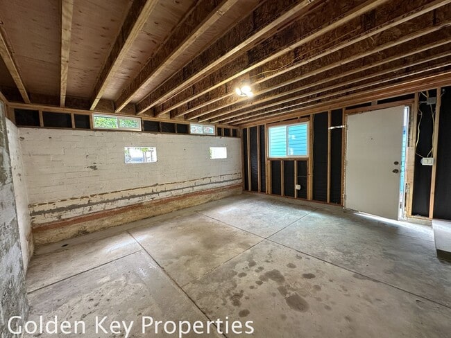Building Photo - Beautifully remodeled single-level home in...