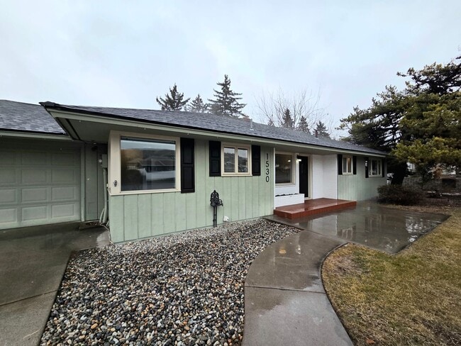 Building Photo - 4 Bed, 2 Bath -- Newly Renovated -- Home on Wenatchee Golf & Country Club's 16th Fairway**