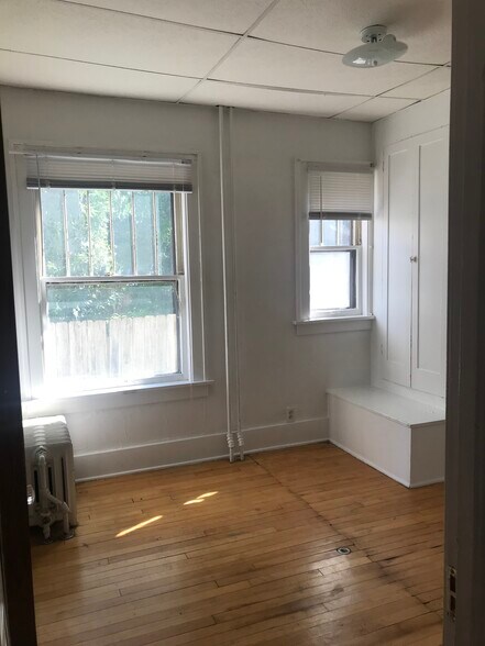 Building Photo - 415 9th St S