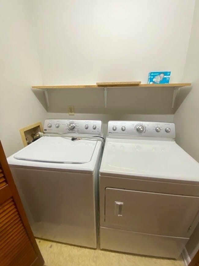 Building Photo - Welcome to this stunning 2-bedroom, 2-bath...