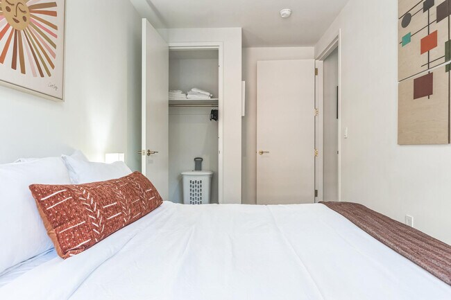 Building Photo - 980 6th Ave