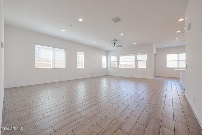 Building Photo - 7702 W Jackrabbit Ln