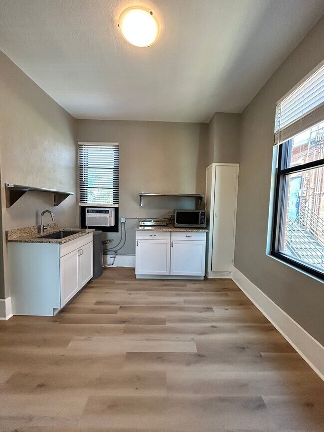 Building Photo - Bright 2nd Floor Apartment on 3rd Street -- Utilities Included!