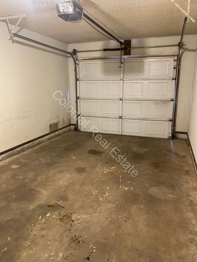 Building Photo - 3 bed 2 bath single family home, washer dryer hookups, and single attached one car garage included
