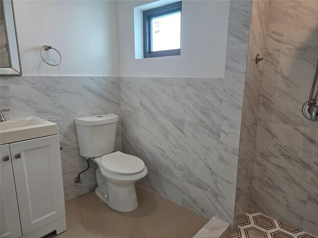 Building Photo - 323 SW 31st Ct