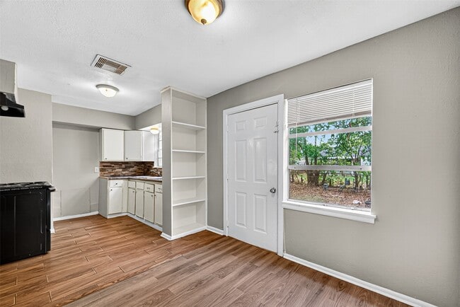 Building Photo - 10106 Sierra Dr