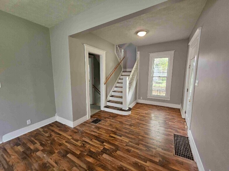 Building Photo - 312 S Nichols Ave
