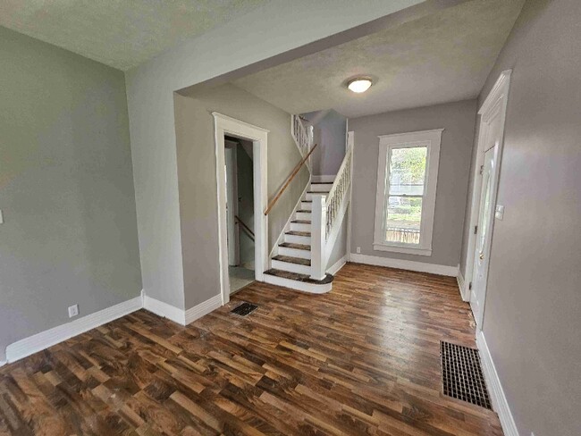 Building Photo - 312 S Nichols Ave