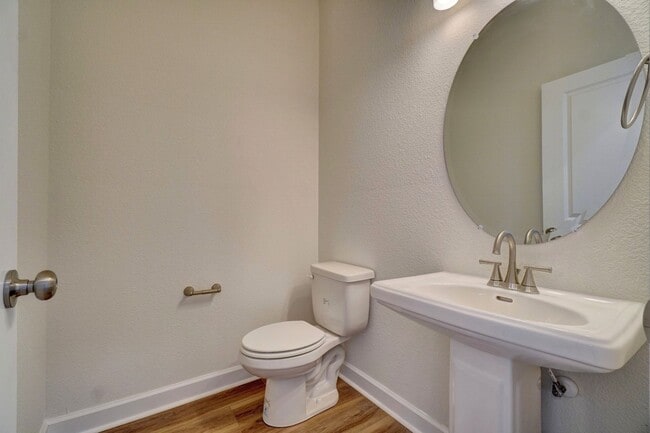Building Photo - 3-Bedroom Townhome w/Attached Garage! Avai...