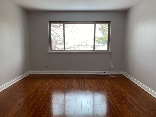 Building Photo - 4 Bed 3.5 Bath Wonderland Hill Townhouse