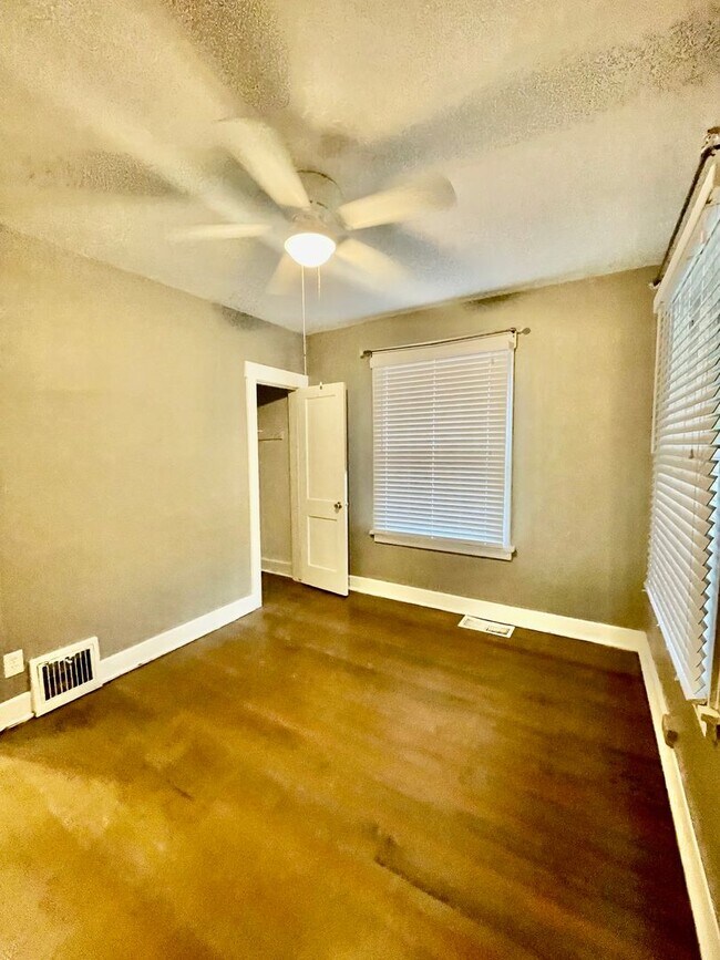 Building Photo - This beautiful 3-bedroom (2 conforming and...
