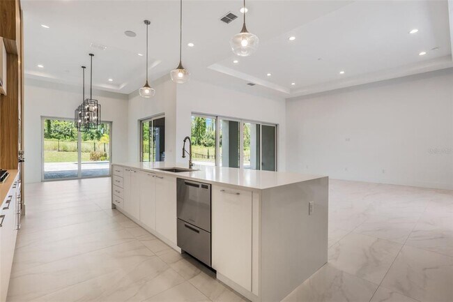 Building Photo - 16110 Pendio Dr