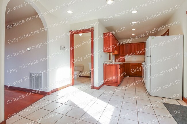 Building Photo - 3232 N Michigan Ave